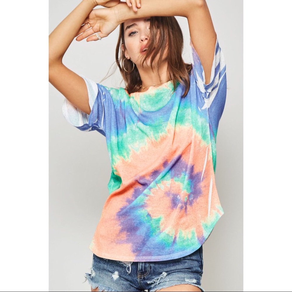 🆕5⭐️BEST SELLER Tie Dye Dolphin Hem Tee - Picture 7 of 7